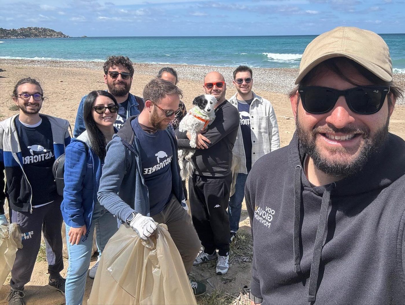 Volontari sulla spiaggia di Romagnolo durante la pulizia