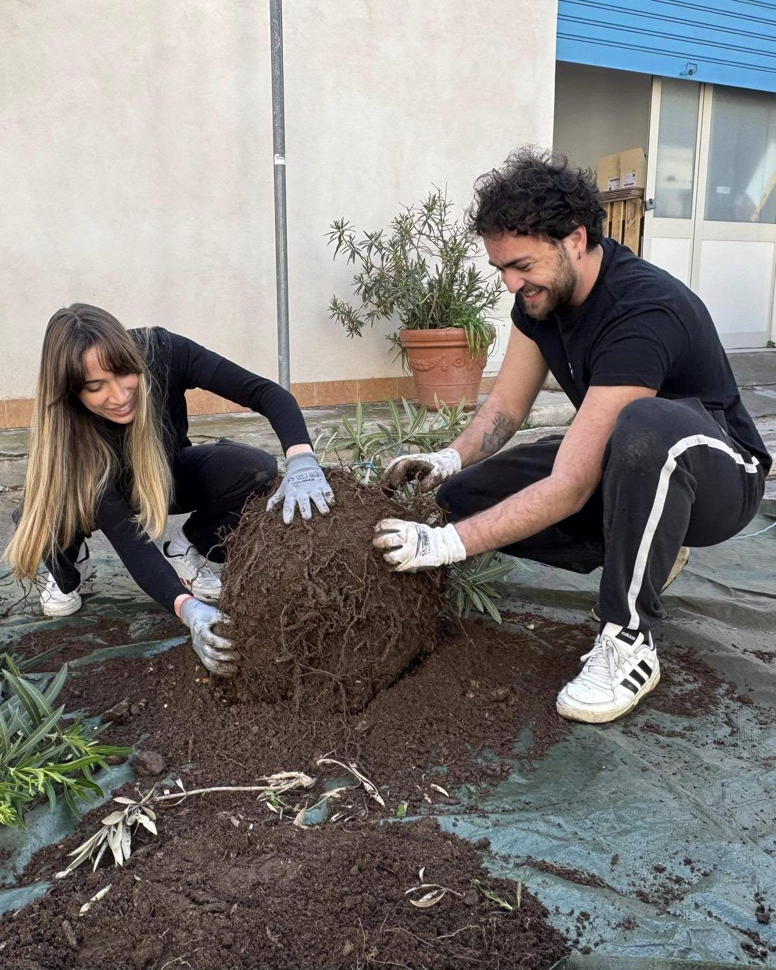 Due volontari piantano un albero nello Spazio Bandita
