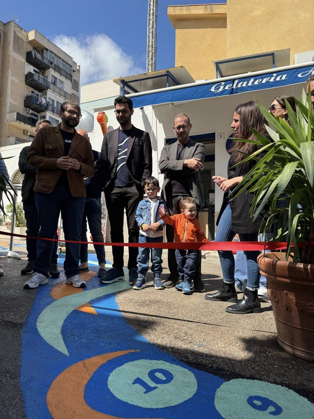 Il taglio del nastro all’inaugurazione dello Spazio Bandita