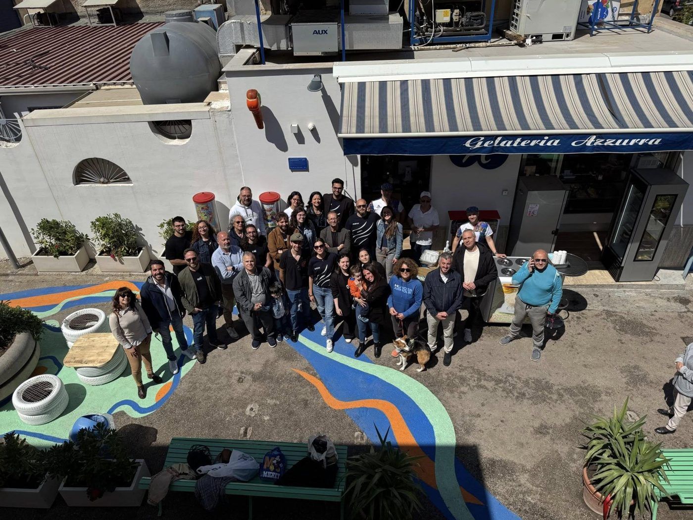 Foto di gruppo nello Spazio Bandita appena rigenerato sulla Costa Sud